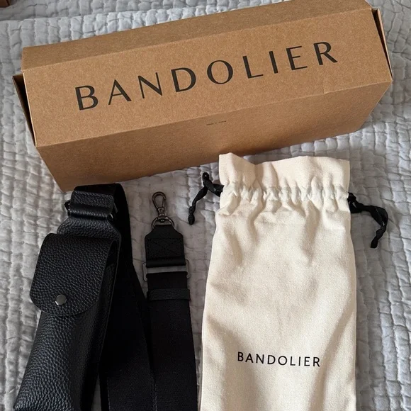 BANDOLIER Lana Glasses Strap
ADJUSTABLE CROSSBODY GLASSES POUCH IN BLACK/PEWTER - Picture 2 of 12